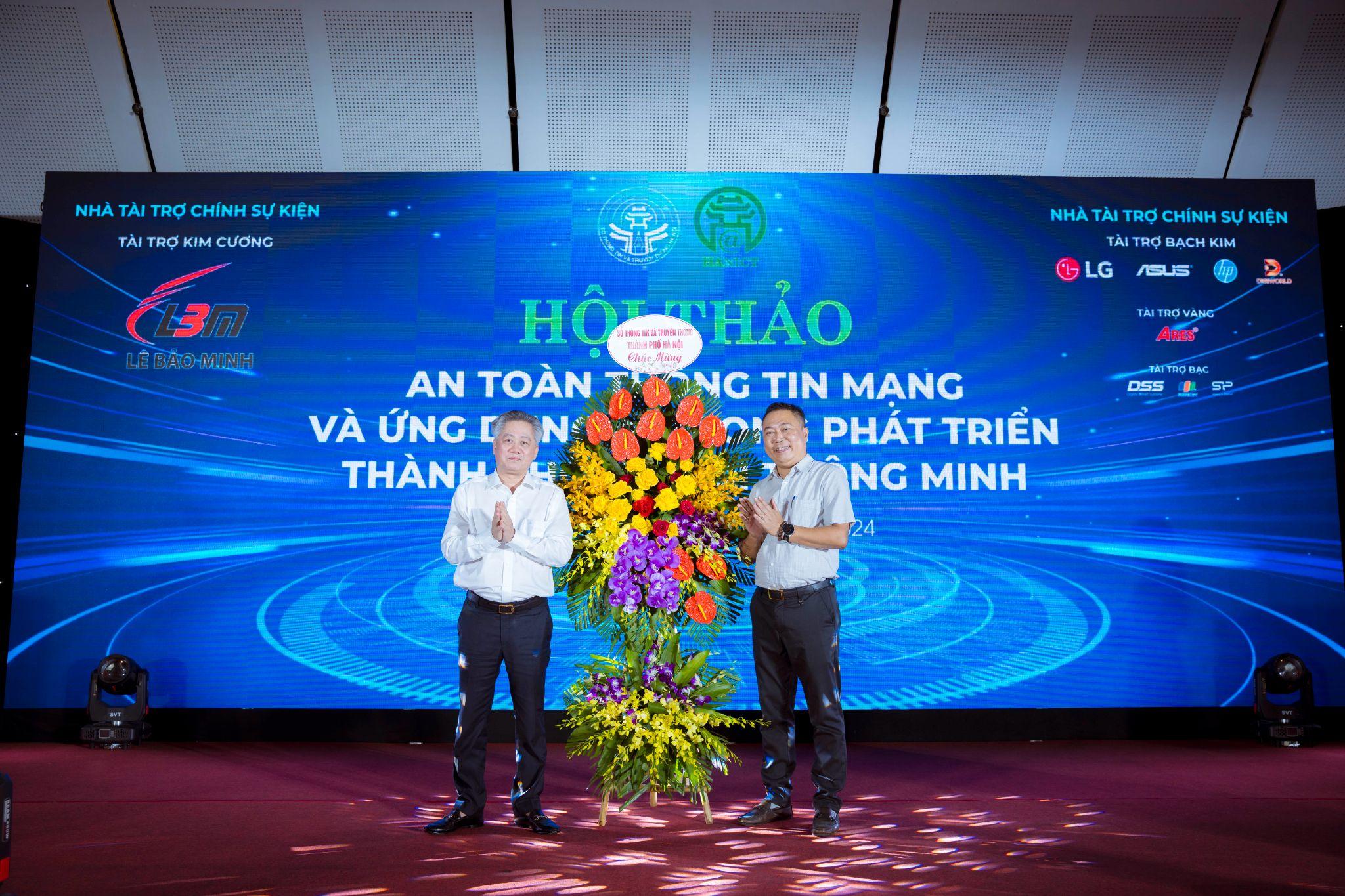 Lãnh đạo Sở Thông tin Truyền thông Hà Nội tặng hoa chúc mừng Hội thảo