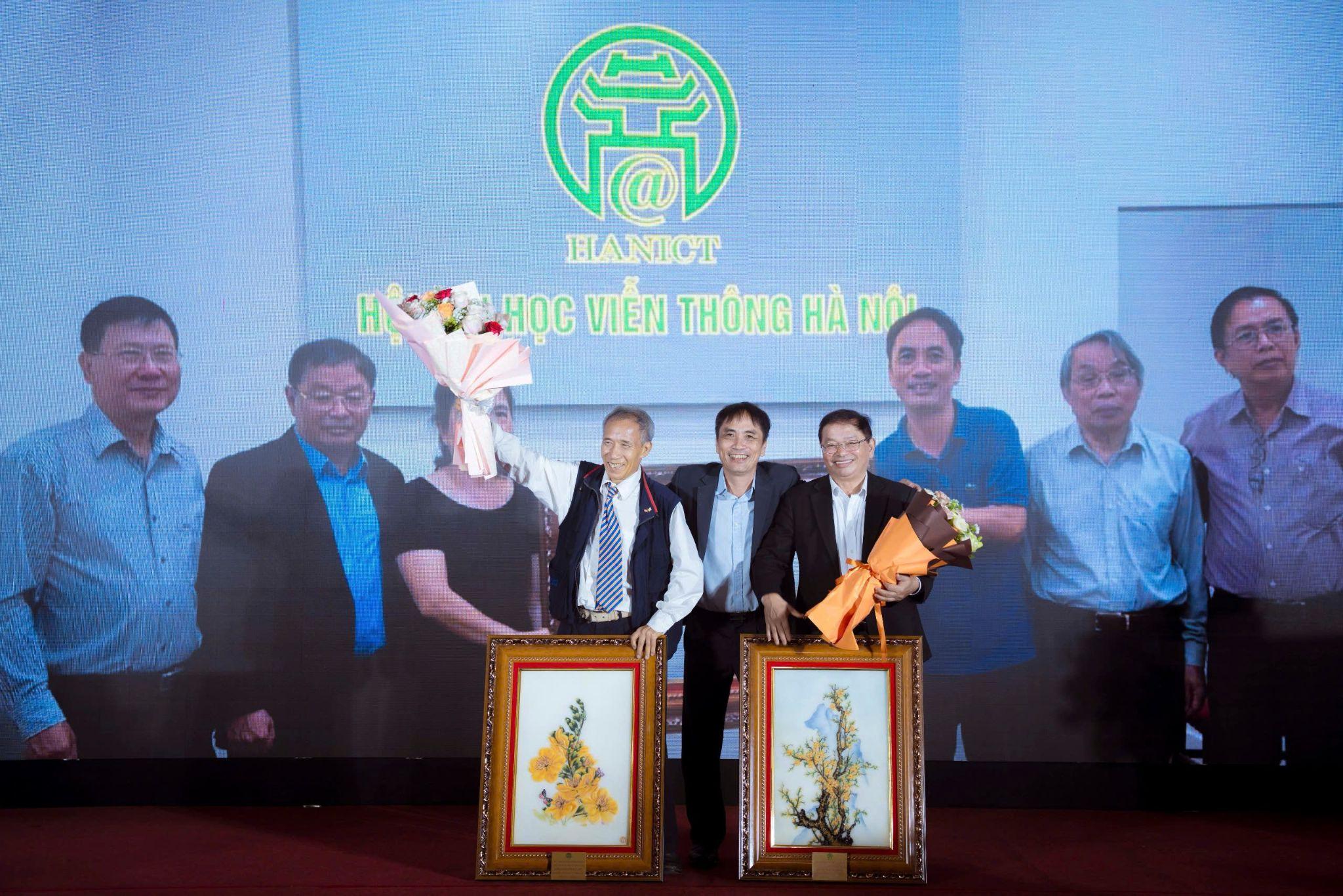 Hội đã vinh danh và trao tặng những phần quà ý nghĩa dành cho 03 thành viên sáng lập HANICT.