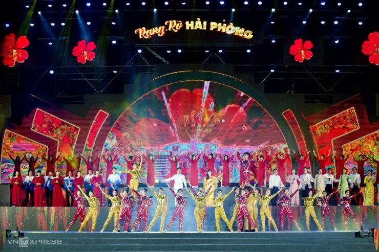 Pháo hoa rực sáng mừng ngày &#39;sắp xếp lại giang sơn&#39; - 1