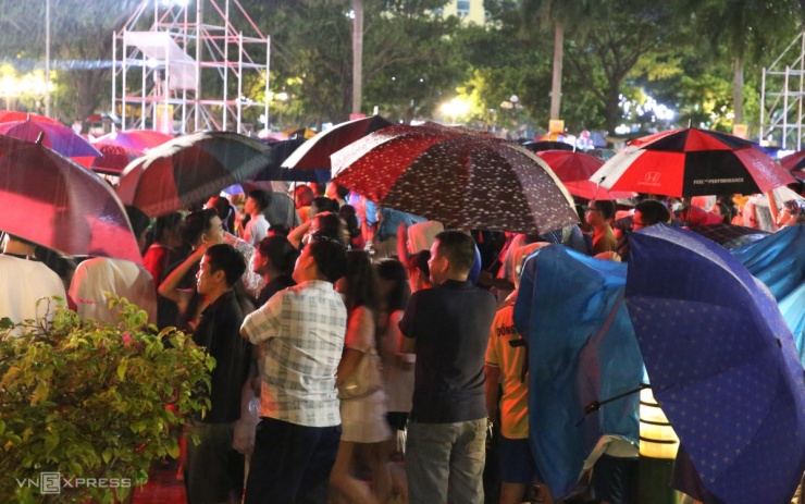 Pháo hoa rực sáng mừng ngày &#39;sắp xếp lại giang sơn&#39; - 8