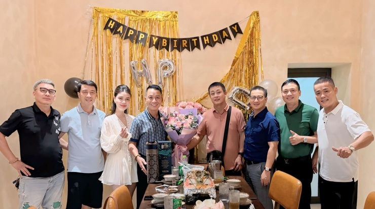 Nhan sắc vợ sắp cưới của HLV Văn Sỹ Sơn - 3 Nhan sắc vợ sắp cưới của HLV Văn Sỹ Sơn - 3