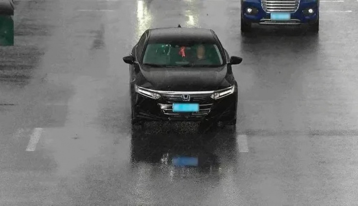Camera giám sát ghi lại hình ảnh Chen lái xe trộm được để về quê nhà ở Liêu Ninh. Ảnh: 163.com