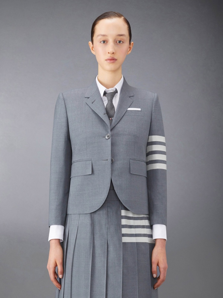 Thiết kế áo màu trung tính của nhà mốt Thom Browne được tạo điểm nhấn bằng 4 đường kẻ ngang đặc trưng trên tay, yết giá 2.090 USD (55 triệu đồng).