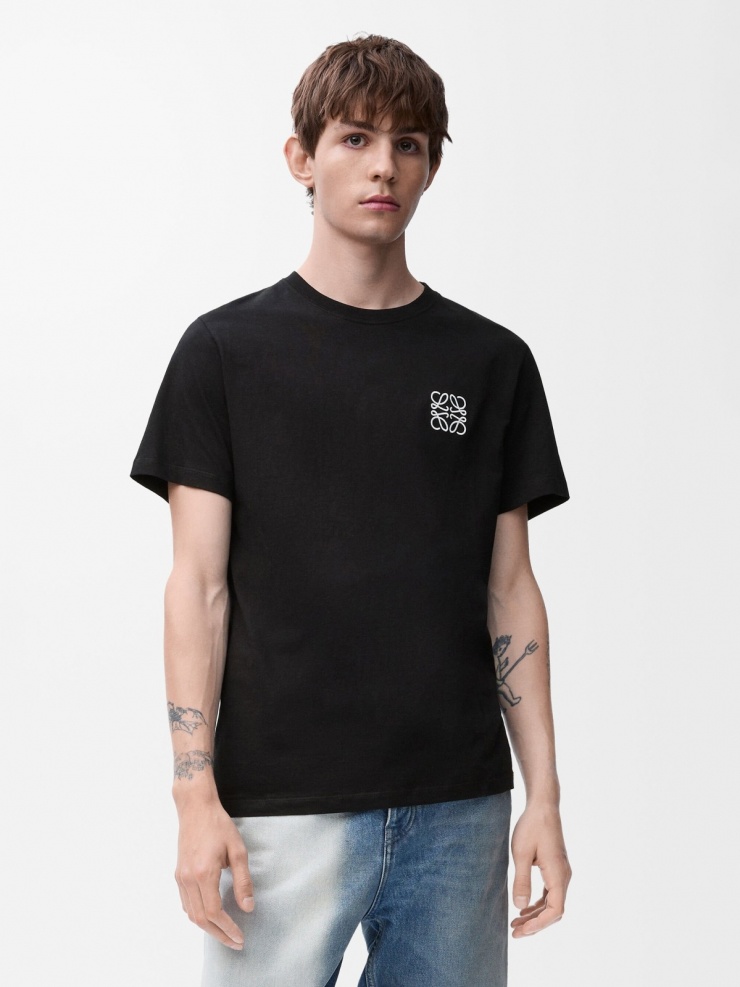 Mẫu áo cotton từ thương hiệu Loewe tiêu tốn 590 USD (15,5 triệu đồng).