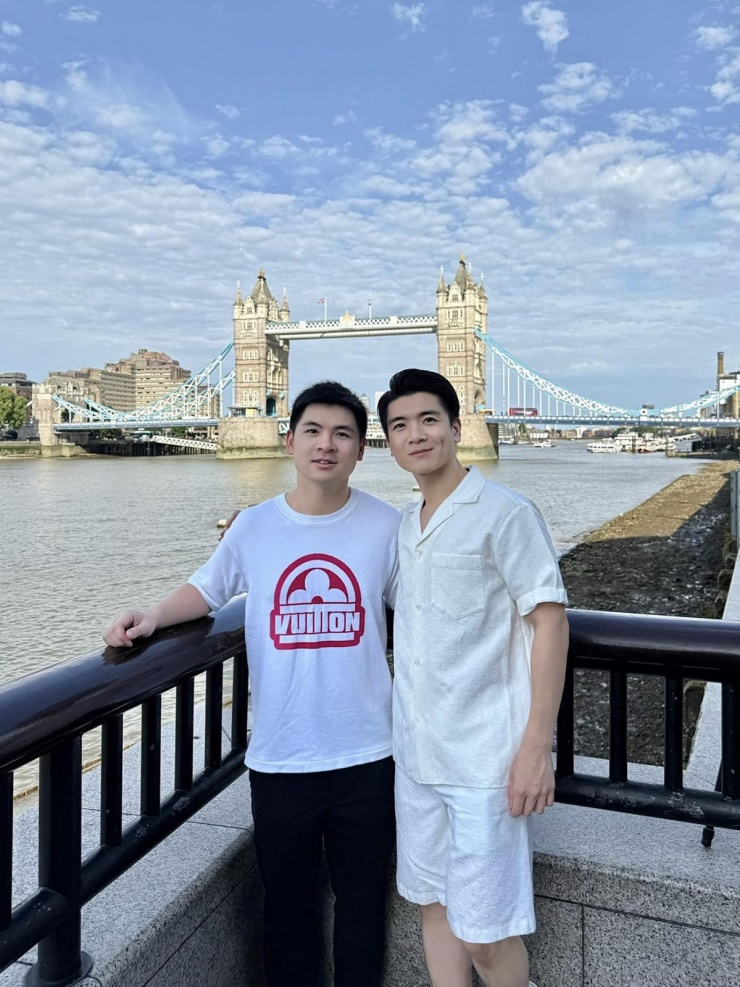 Phó chủ tịch T&amp;T Group Đỗ Vinh Quang (trái) - chồng Đỗ Mỹ Linh - lưu lại kỷ niệm bên anh trai tại London.