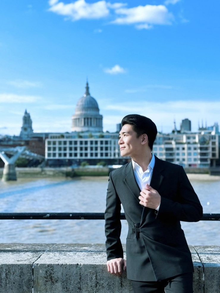 Con trai cả của Bầu Hiển còn ghi dấu phong cách bằng bộ suit đen kèm sơ mi trắng bảnh bao.