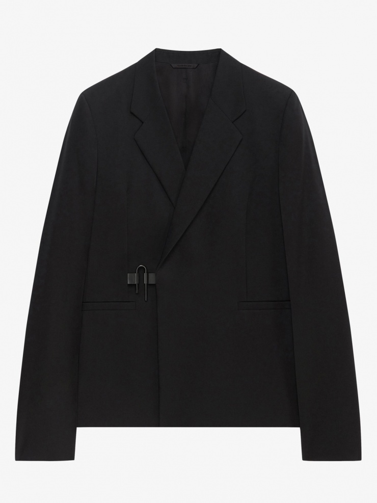 Thiết kế suit jacket khóa chữ U từ nhà mốt Givenchy được bán ở mức 2.390 EUR (hơn 75 triệu đồng).