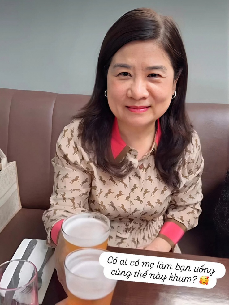 Bà Thanh Hòa - mẹ chồng Đỗ Mỹ Linh - cũng đi cùng các con. Hình ảnh bà cụng ly với con trai được Đỗ Quang Vinh chú thích: "Ai có mẹ làm bạn uống cùng thế này không?".