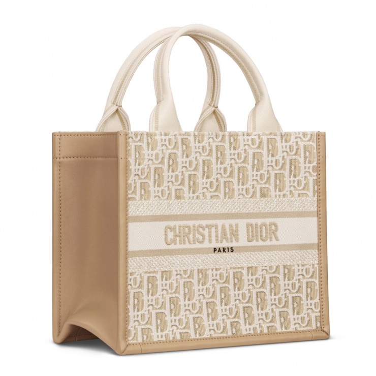 Bà sử dụng túi Dior Book Tote cỡ nhỏ 3.350 USD (hơn 88 triệu đồng).