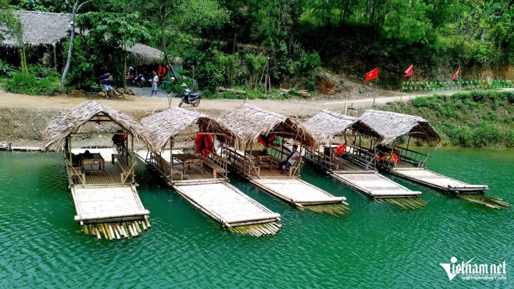 Bè tre chờ khách du lịch khám phá dòng suối Chàm. Ảnh: Lê Dương