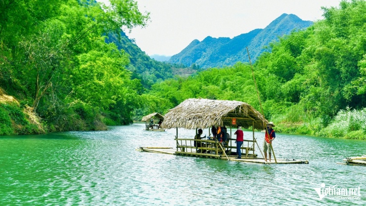 Mỗi tour kéo dài khoảng 1 giờ đồng hồ. Ảnh: Lê Dương