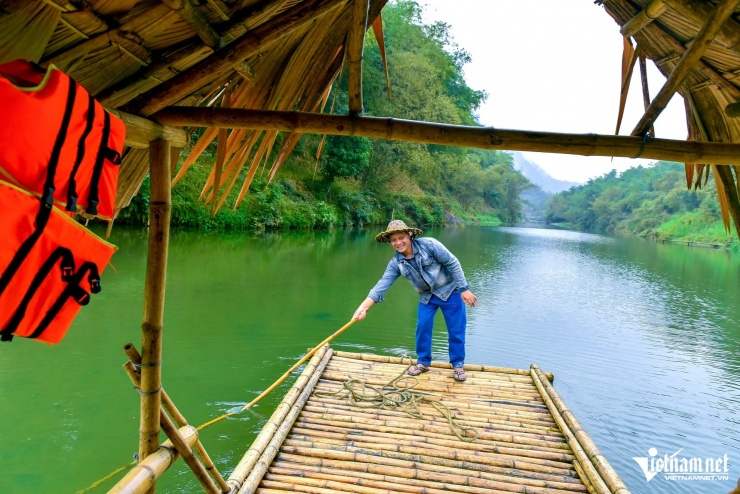 Anh Hà Văn Thưởng chia sẻ về công việc chở bè. Ảnh: Lê Dương