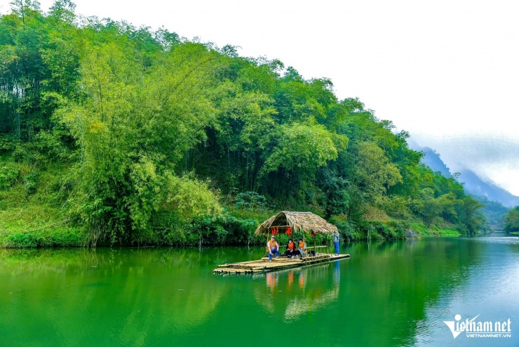 Nước suối xanh biếc giữa núi rừng xứ Thanh. Ảnh: Lê Dương