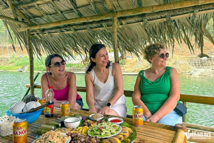 Du khách được thưởng thức nhiều món ăn của đồng bào dân tộc. Ảnh: Lê Dương