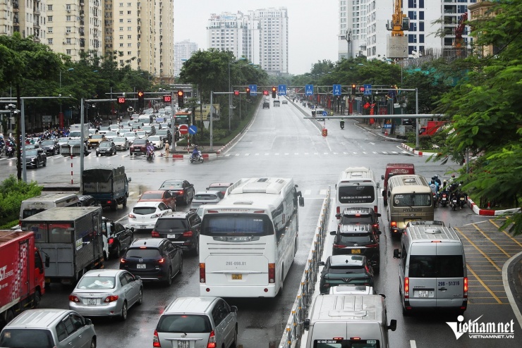 Cảnh khó tin trên tuyến đường vừa dựng rào phân làn ở Hà Nội - 3