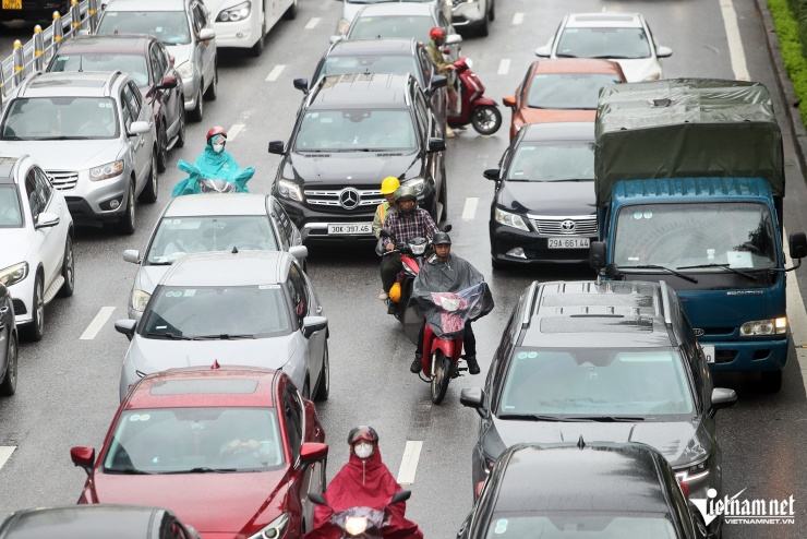 Cảnh khó tin trên tuyến đường vừa dựng rào phân làn ở Hà Nội - 10