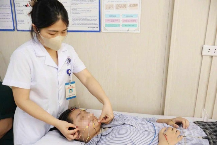 Bệnh nhân phải vào viện sau khi nằm lâu trong phòng điều hòa. Ảnh: BVCC
