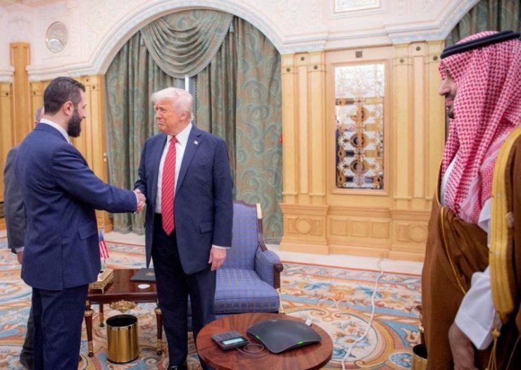 Tổng thống lâm thời Syria&nbsp;Ahmed al-Sharaa gặp ông Donald Trump tại Arab Saudi hồi tháng 5. Ảnh Reuters.&nbsp;