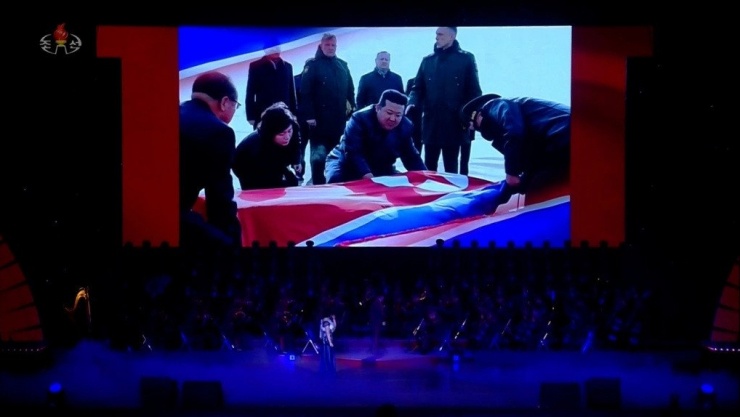 Ông Kim Jong Un bên linh cữu của binh lính Triều Tiên. Ảnh: KCNA