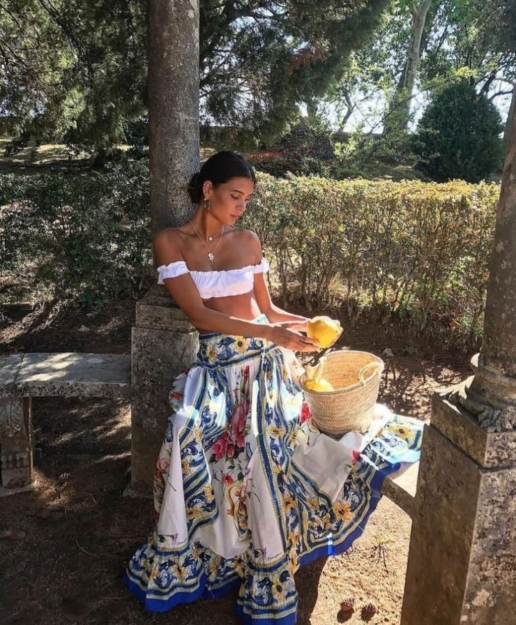 Phong cách boho cũng là kiểu mặc phổ biến được nhiều fashionista lựa chọn khi đi biển bởi đem tới vẻ quyến rũ. Chỉ cần một chiếc áo trễ vai, chân váy maxi xòe rộng, túi cói, bạn đã ghi điểm trước người đối diện.