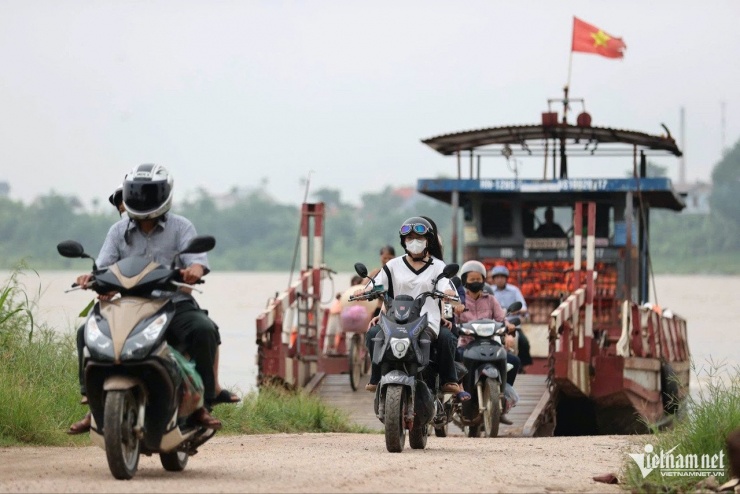 Cán bộ xã đi đò đến trụ sở ở Hà Nội. Ảnh: Lê Hiếu