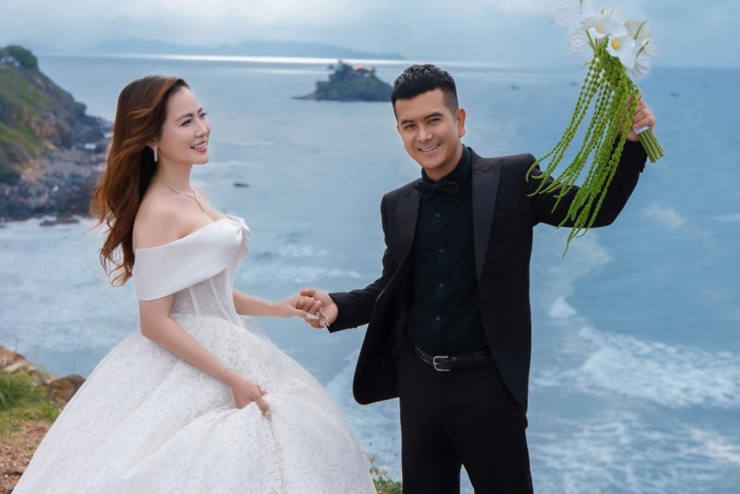 Hùng Thuận chọn địa điểm chụp ảnh là biển Hồ Cốc, TP HCM (Bà Rịa - Vũng Tàu cũ) với không gian xanh mát. Vợ sắp cưới của "bé An" kém anh bốn tuổi, làm kinh doanh tự do.