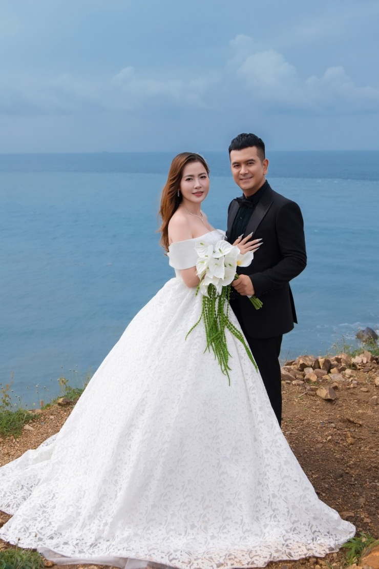 Tuệ Tâm chọn bộ váy thân bồng với thiết kế trễ vai, phối cùng họa tiết ren. "Chúng tôi đã sẵn sàng cho ngày tuyệt vời nhất", Hùng Thuận cho biết.