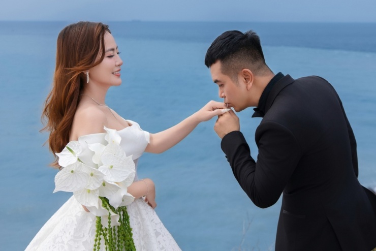 Những ngày qua, anh tất bật chuẩn bị các khâu cho hôn lễ như gặp gỡ hai bên gia đình, mời khách, đặt nhà hàng. Tiệc kết hôn diễn ra ngày 12/7 tại một nhà hàng ở quận 7, TP HCM. Diễn viên cho biết sự kiện sẽ mang không khí ấm cúng, thân mật với một số đồng nghiệp thân thiết của anh, trong đó có dàn diễn viên Cổng mặt trời.