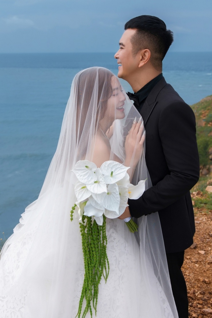 Cả hai quyết định gắn bó sau gần 10 năm quen biết, hẹn hò, thông qua lời giới thiệu của mẹ Hùng Thuận. Lần đầu gặp năm 2016, anh ấn tượng với cô gái có ngoại hình khả ái, tính hòa đồng, dễ mến.