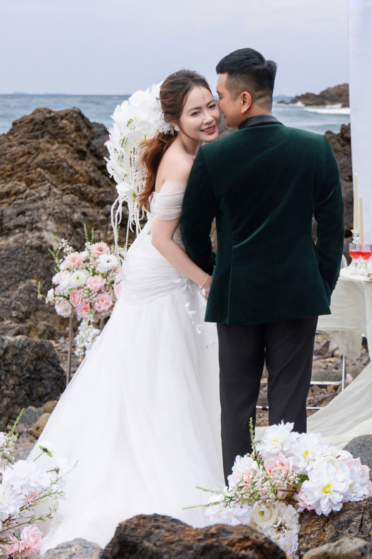Mối quan hệ của diễn viên và vợ sắp cưới được gia đình, bạn bè ủng hộ.