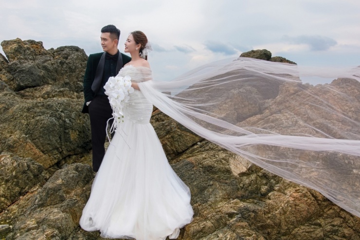Diễn viên từng kết hôn nhưng chia tay năm 2014. Anh quan niệm tình cảm là duyên số. Trước đây, Hùng Thuận khó mở lòng vì vướng bận nhiều vấn đề trong cuộc sống. "Khi tìm được người phù hợp, tôi sẵn sàng cho bản thân cơ hội", anh nói.