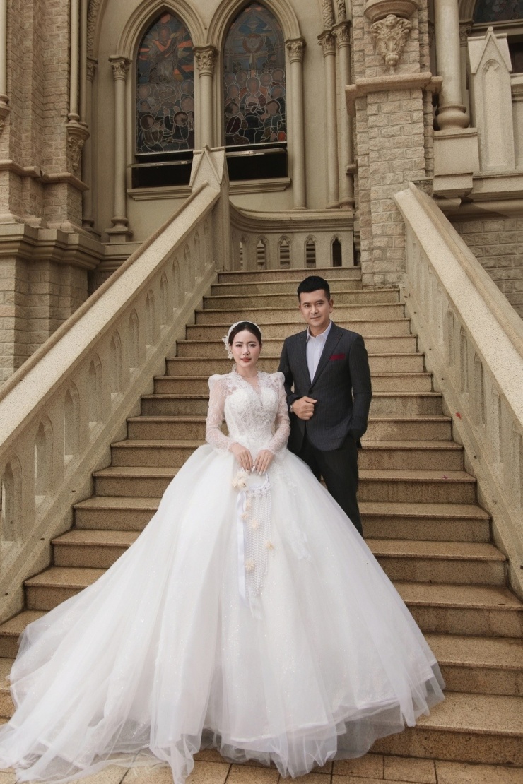 Hùng Thuận, Tuệ Tâm tại khung cảnh nhà thờ Song Vĩnh, TP HCM (Bà Rịa - Vũng Tàu cũ).
