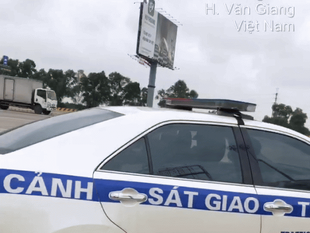 CSGT dùng xe đặc chủng đưa bé gái co giật trên cao tốc đến bệnh viện