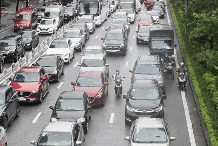 Cảnh khó tin trên tuyến đường vừa dựng rào phân làn ở Hà Nội