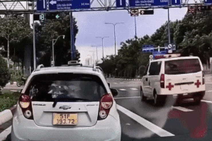 Đang làm rõ vụ xe cứu thương va chạm xe máy ngay giao lộ