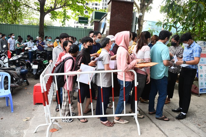 Người dân rút bảo hiểm xã hội tại Bảo hiểm xã hội TP Thủ Đức, năm 2022. Ảnh: Quỳnh Trần