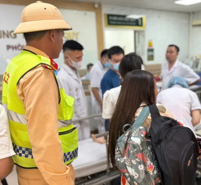 Lực lượng CSGT đưa cháu bé vào viện cấp cứu.