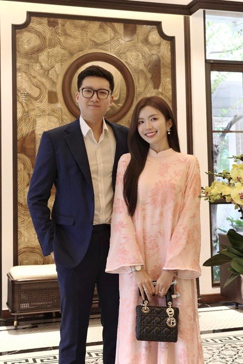 Duy Minh sinh năm 2000, kém Ngọc Huyền 1 tuổi, được nhận xét điển trai, phong độ. Nữ diễn viên phim Thương ngày nắng về chia sẻ trong đám cưới, cô và chồng yêu nhau 2 năm nhưng 7 tháng xa cách. Theo Ngọc Huyền, Duy Minh là chân lý cuộc đời cô. Ảnh: FB Ngọc Huyền.
