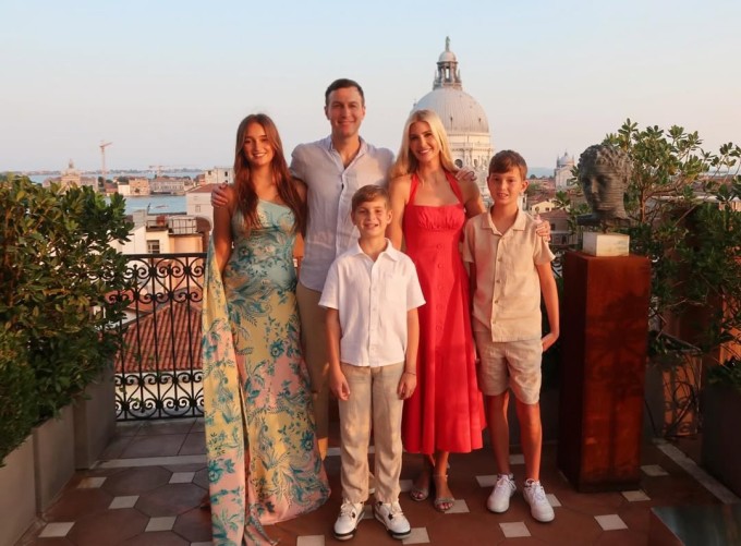 Arabella (trái) cùng bố mẹ các em chụp ảnh ở khách sạn tại Venice. Ảnh: Instagram Ivanka Trump