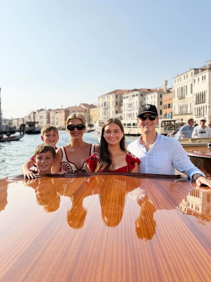 Trong ngày đầu tới Venice, Arabella (thứ hai từ phải qua) diện đầm midi màu đỏ khoét cổ trái tim, đồng điệu với crop top và chân váy của mẹ. Ảnh: Instagram Ivanka Trump