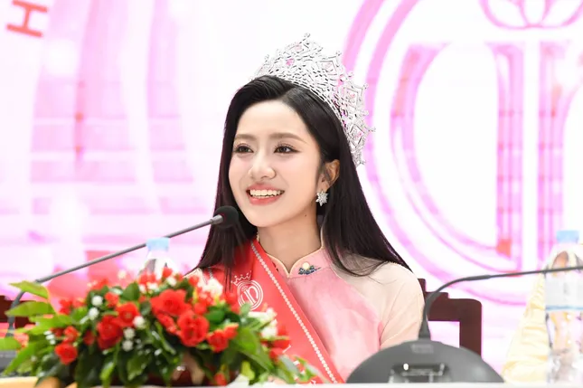 Hoa hậu Hà Trúc Linh trong buổi gặp gỡ, giao lưu báo chí sau đăng quang.