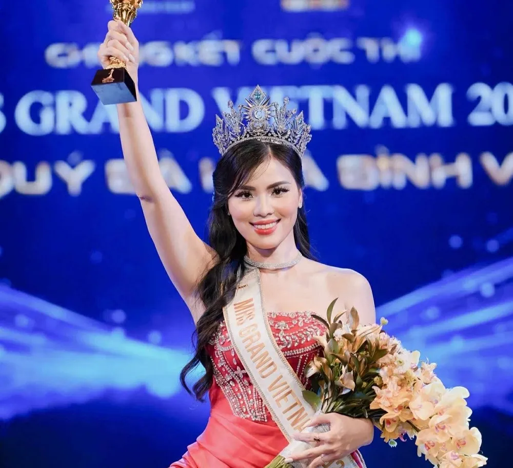Nguyễn Thị Thưa, cán bộ đang công tác tại Cục Thông tin, Thống kê thuộc Bộ KH&amp;CN đã giành ngôi vị cao nhất của cuộc thi Mrs Grand Vietnam 2025.