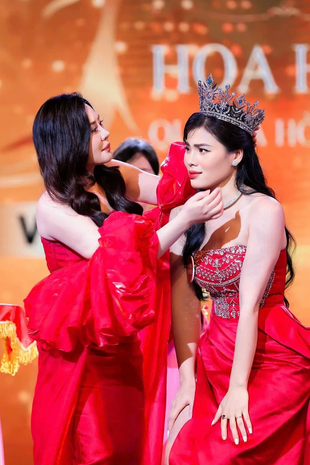 Nguyễn Thị Thưa (phải) trong khoảnh khắc đăng quang cuộc thi Mrs Grand Vietnam 2025.