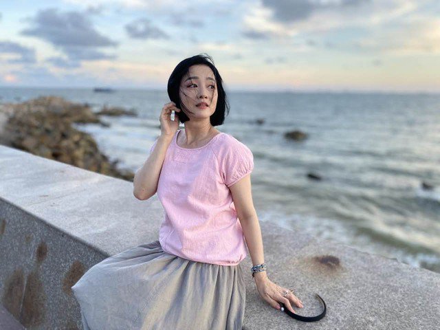 Ngoài ra, NSƯT Mỹ Duyên hạn chế tinh bột, đường, chất béo; ưu tiên rau xanh, trái cây tươi và bổ sung thêm thực phẩm chức năng tốt cho da và vóc dáng.