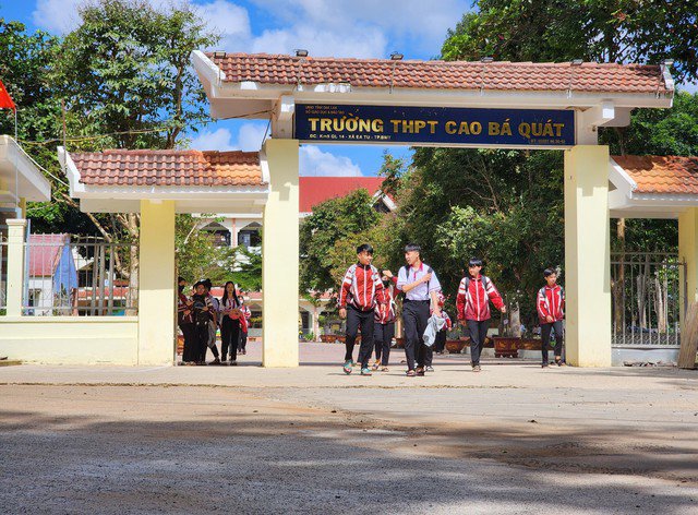 Điểm chuẩn vào Trường THPT Cao Bá Quát ở khối dân tộc thiểu số tại chỗ là 3,5 điểm, dân tộc khác là 3,75 điểm