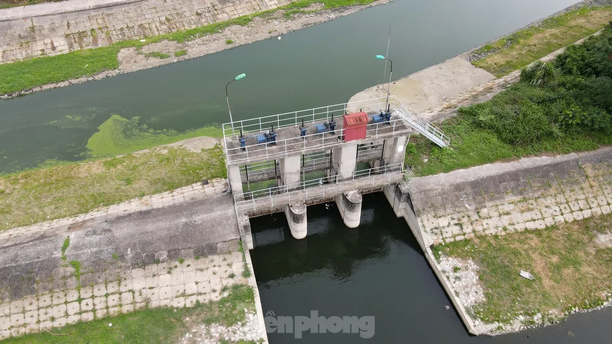 Hệ thống tiêu thoát nước của Hà Nội hiện nay gồm các kênh mương, cống ngầm, hồ nội đô, kênh thoát nước ngoại thành và các trạm bơm tiêu cục bộ. Đây là những đầu mối chính đảm nhiệm việc tiêu thoát nước mưa cho khu vực đô thị.