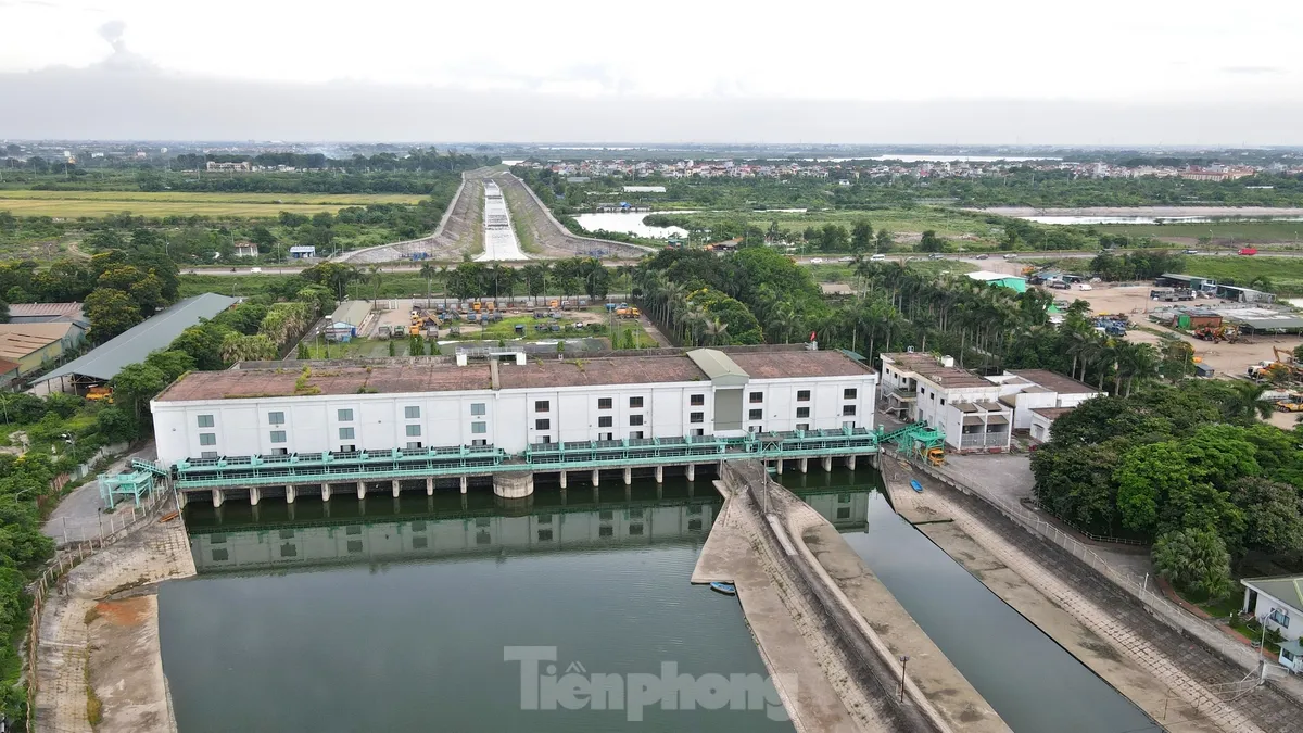 Khu vực nội thành có hơn 57 trạm bơm lớn nhỏ, trong đó có 10 trạm bơm thoát nước mưa chính như Yên Sở, Bắc Thăng Long, Cổ Nhuế, Đồng Bông, Yên Nghĩa, Cầu Bươu...