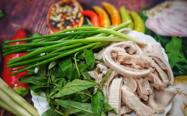 Một số nguyên liệu làm món dạ dày xào rau răm.