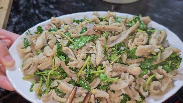 Món dạ dày xào rau răm vô cùng hấp dẫn, miếng dạ dày giòn sần sật, rất vừa ăn kết hợp cùng chút chua nhẹ của giấm và mùi thơm của rau răm.