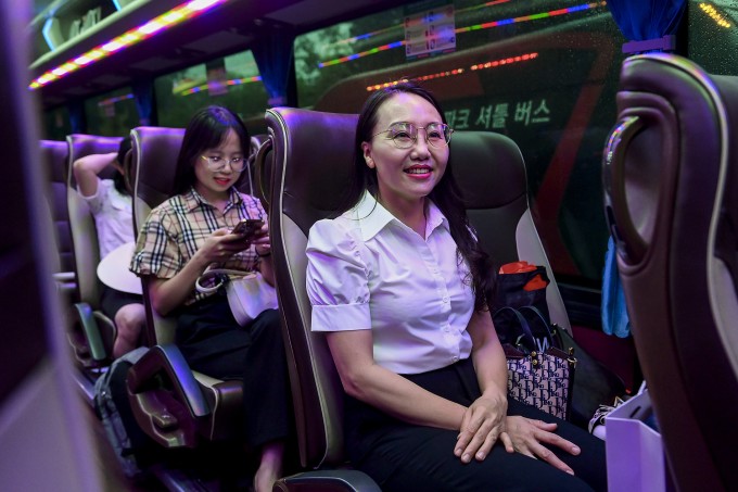 Ôtô đưa đoàn cán bộ công chức đến trụ sở làm việc ở Hoa Lư lúc 5h30. Ảnh: Thành Nam